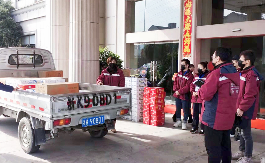 抗擊疫情,浙江www.17c百度视频環保向蓮都區(qū)衛健委和疾控中心捐贈物資(圖2) 抗擊疫情,浙江www.17c百度视频環保向(xiàng)蓮都區衛健委和疾控中心(xīn)捐贈物資(圖2)